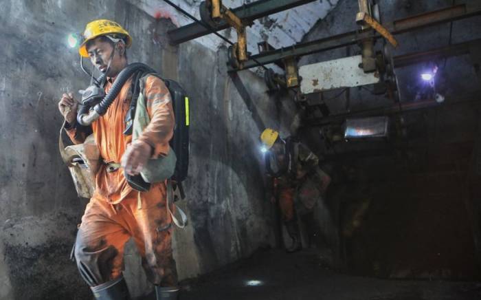 Не менее 57 человек оказались в ловушке из-за обрушения шахты в Китае
