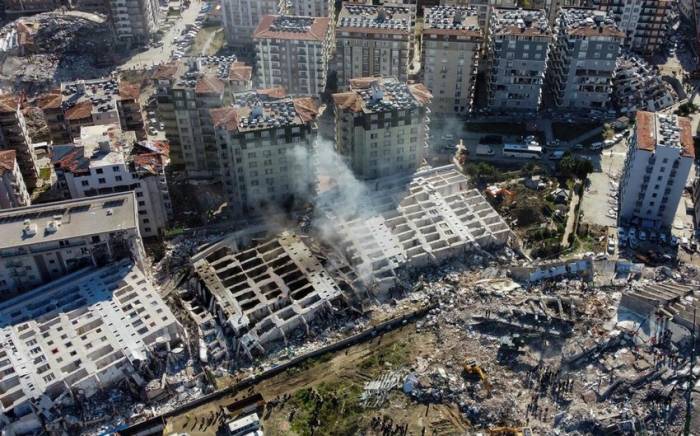 Число погибших при землетрясении в Турции превысило 49,5 тыс. человек
