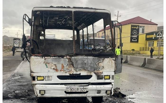 В Баку загорелся автобус

