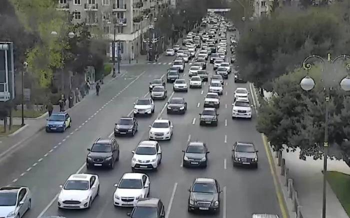 На ряде улиц и проспектов Баку затруднено движение транспорта -ФОТО
