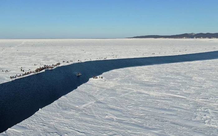 На Сахалине с оторванной льдины спасли 41 рыбака-ОБНОВЛЕНО
