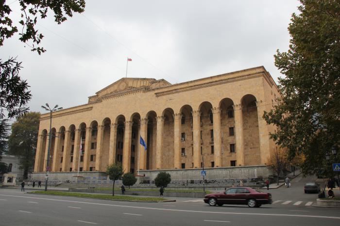 У здания парламента Грузии выставили ограждения

