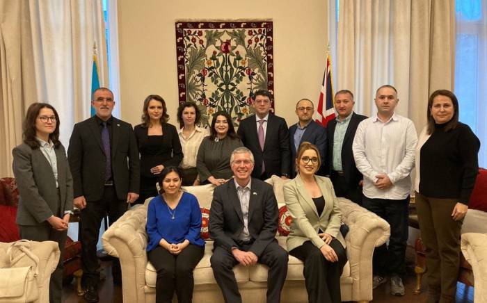 Британский посол встретился с группой азербайджанских журналистов
