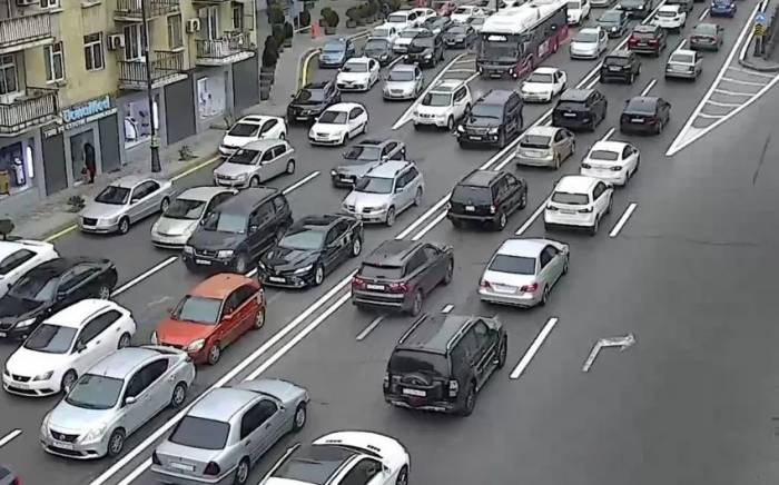 На ряде улиц и проспектов Баку затруднено движение транспорта - СПИСОК
