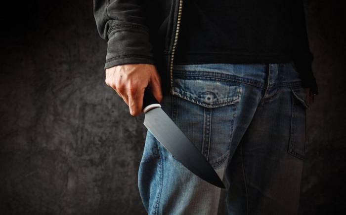 В Саатлы 18-летний парень получил ножевые ранения
