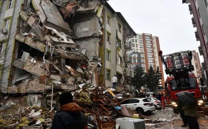 МИД Азербайджана: После землетрясения из Турции эвакуированы 686 человек
