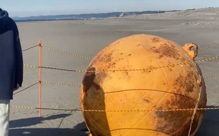 На побережье Японии обнаружили еще один металлический шар
