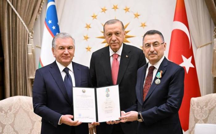 Мирзиёев наградил вице-президента Турции орденом
