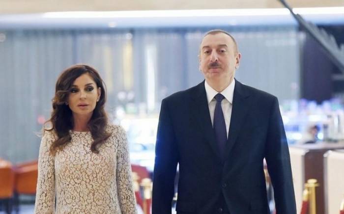 Президент Ильхам Алиев и первая леди Мехрибан Алиева наблюдают за благотворительным матчем "Карабах" - "Галатасарай"
