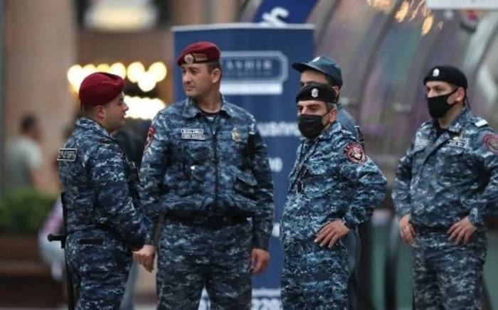 В Ереване по подозрению в коррупции задержали троих чиновников мэрии
