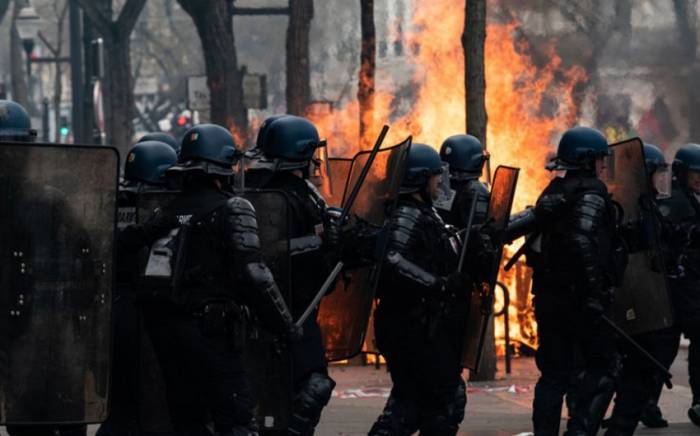 На западе Франции сожгли несколько полицейских машин в ходе беспорядков
