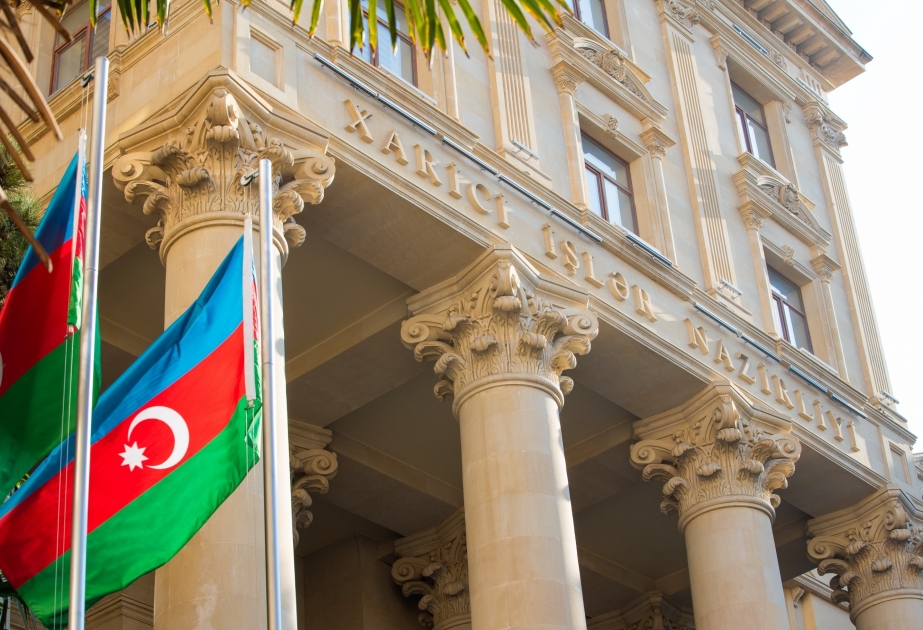 МИД Азербайджана призвал МОК осудить сожжение флага в Ереване
