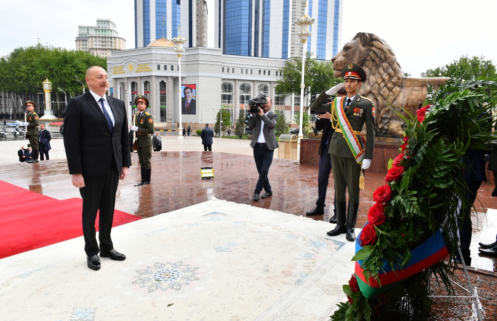 Ильхам Алиев посетил памятник Исмоили Сомони в Душанбе