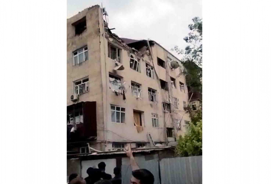 В Билясуваре в пятиэтажном здании прогремел сильный взрыв

