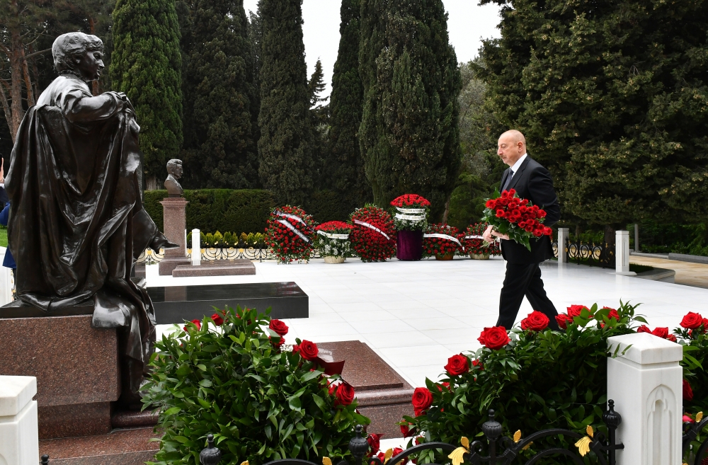 Ильхам Алиев посетил могилу академика Зарифы Алиевой