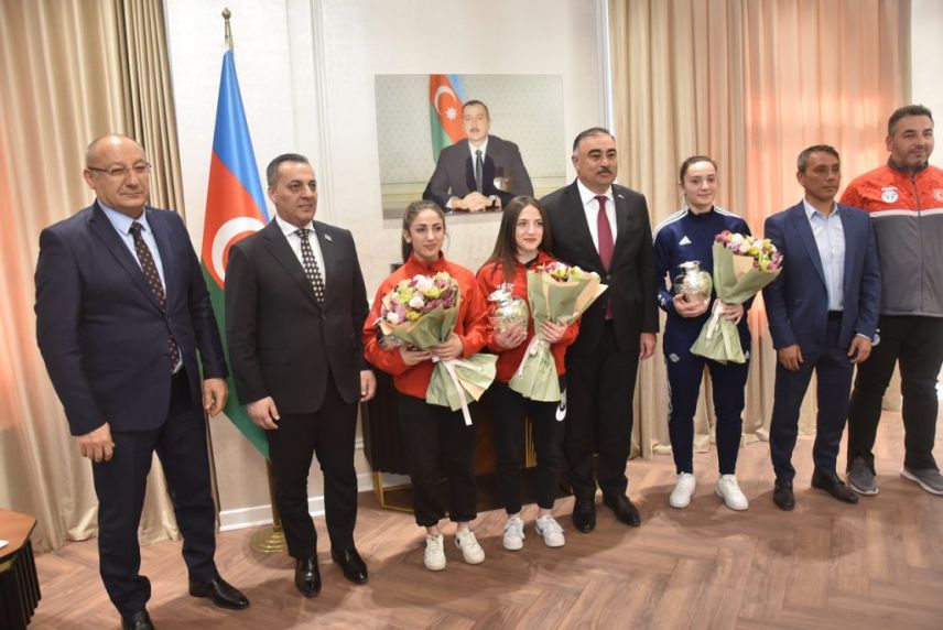 Тяжелоатлеты Турции, поддержавшие Азербайджан в Иреване, едут в Баку
