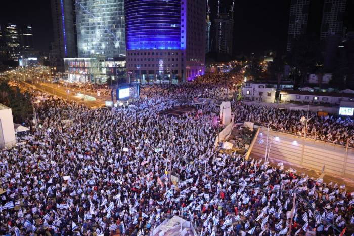 В Тель-Авиве 115 тысяч протестующих вышли на митинг против судебной реформы
