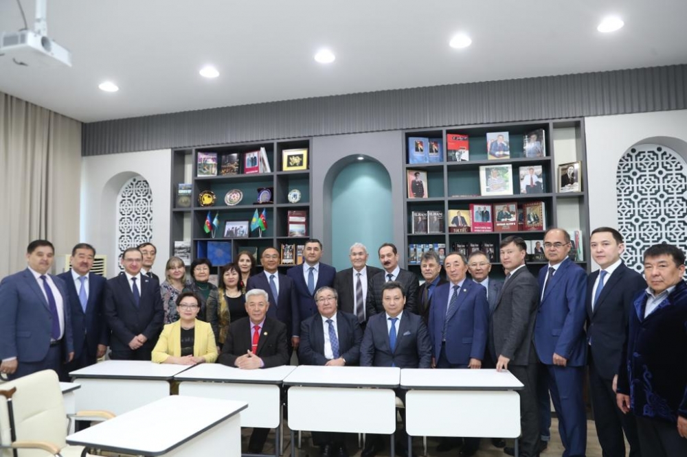 В казахстанском университете открылась аудитория Гейдара Алиева
