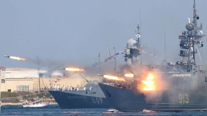 Минобороны России сообщило об уничтожении трех надводных беспилотников при атаке на флот в Севастополе
