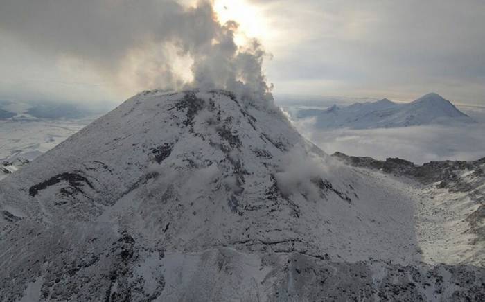 На Камчатке вулкан третий раз за сутки выбросил пепел на высоту 5,5 тыс. м
