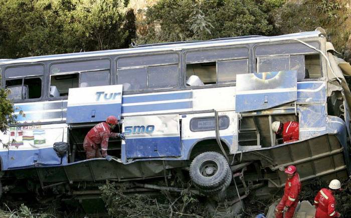 В Перу в результате падения автобуса с обрыва погибли 10 человек
