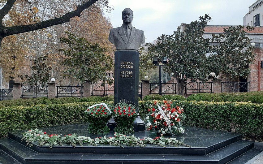 Делегация Милли Меджлиса посетила памятник Гейдару Алиеву в Тбилиси
