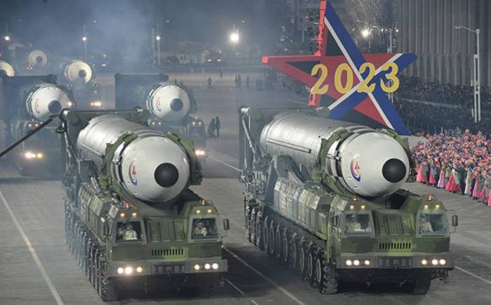 СМИ: КНДР на параде показала неработающие МБР для сохранения реальных ракет
