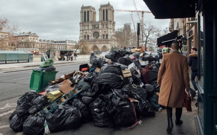 Парижские мусорщики возобновят забастовку против пенсионной реформы
