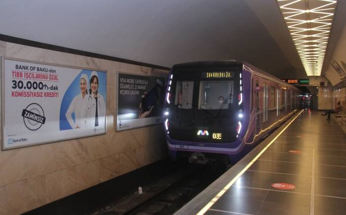 В бакинском метро пассажир упал на рельсы
