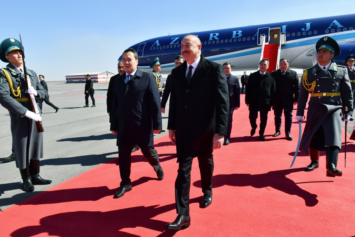 Президент Азербайджана прибыл с официальным визитом в Казахстан
