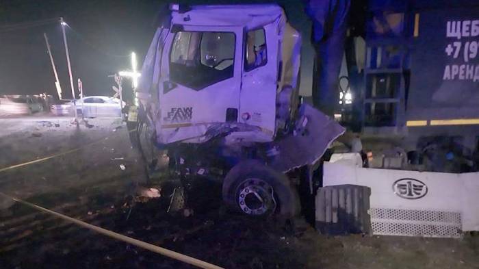В Армении три человека пострадали из-за столкновения электропоезда с грузовиком
