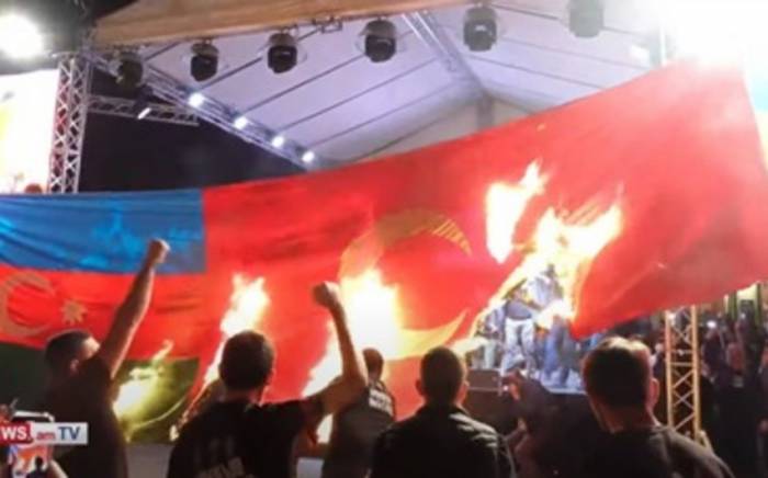 В Ереване сожгли флаги Азербайджана и Турции
