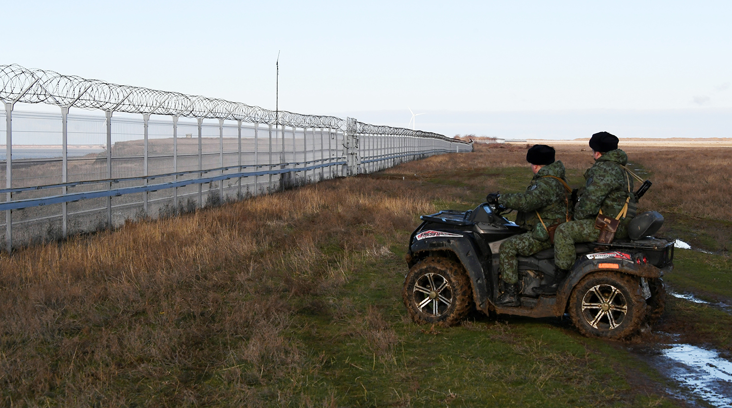 Финляндия достроила первый участок забора на границе с РФ
