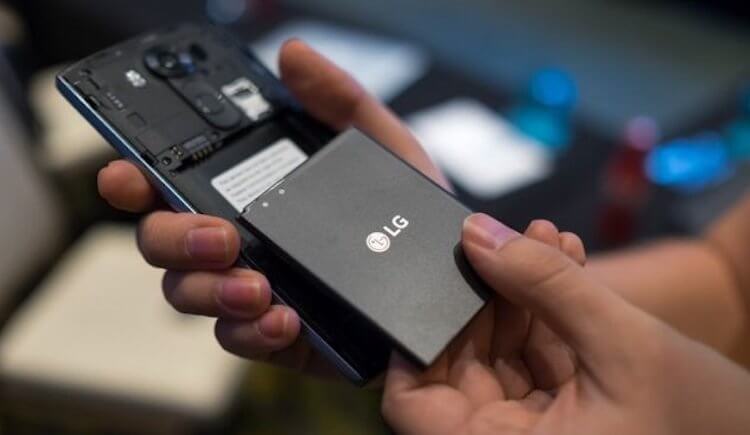 На смартфоны Samsung вернутся съемные аккумуляторы
