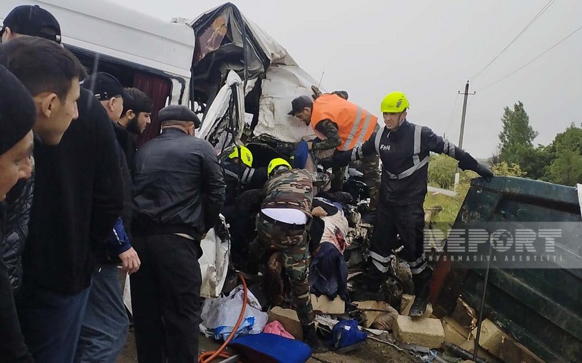 Микроавтобус врезался в груженый КамАЗ в Кюрдамире, есть погибшие
