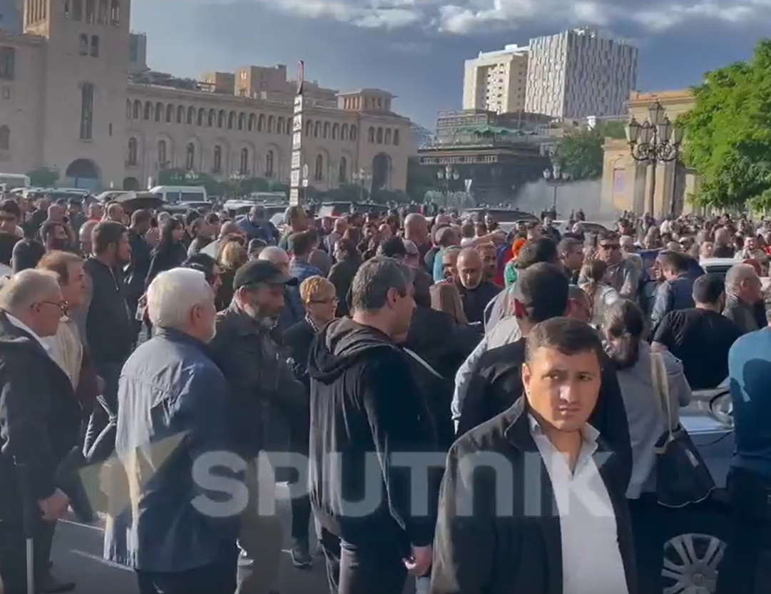 Родители погибших военных объявили бессрочную сидячую акцию у правительства Армении