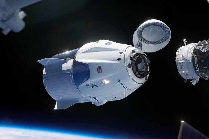 Космический корабль Crew Dragon с туристами успешно вернулся на Землю

