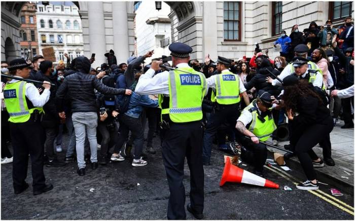 В Великобритании произошли массовые столкновения с полицией, есть задержанные
