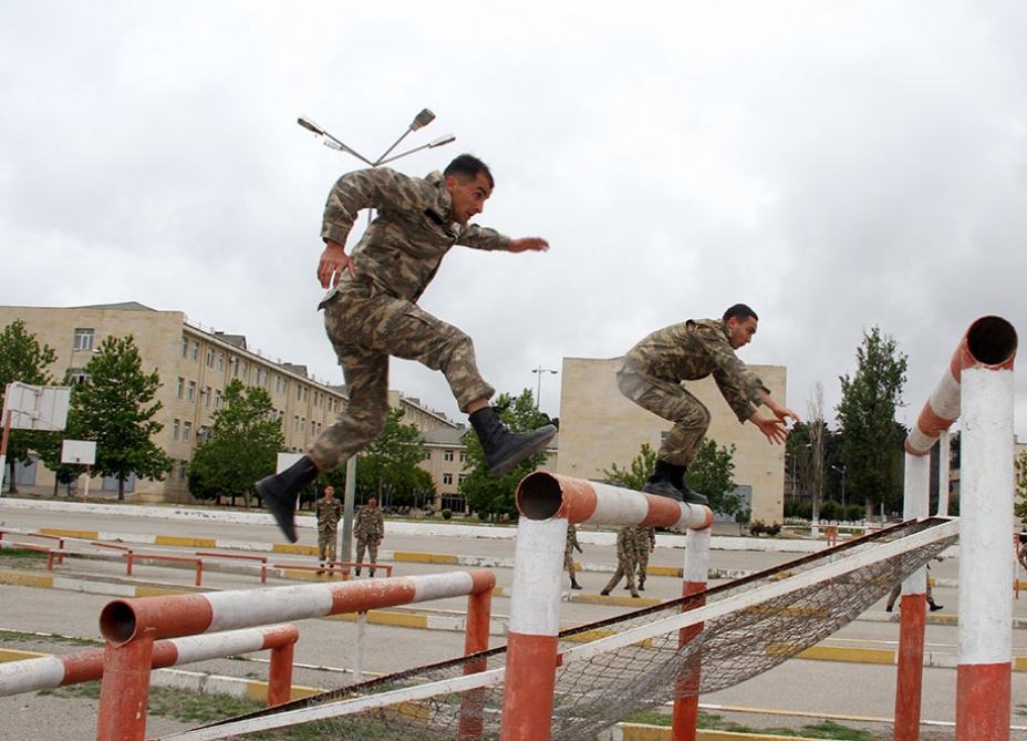В азербайджанской армии проводится первенство по военному пятиборью

