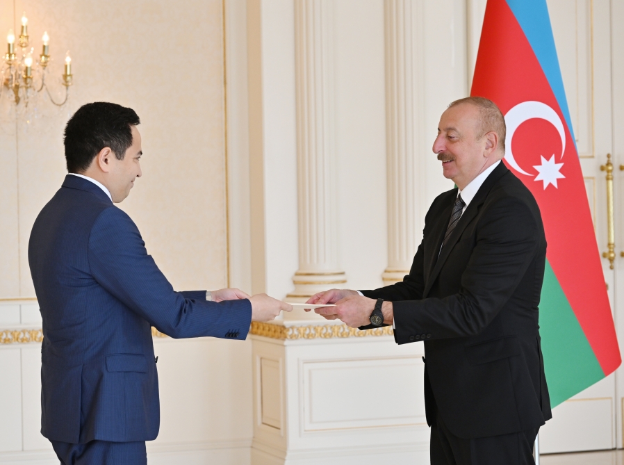 Ильхам Алиев принял верительные грамоты новоназначенного посла Казахстана 