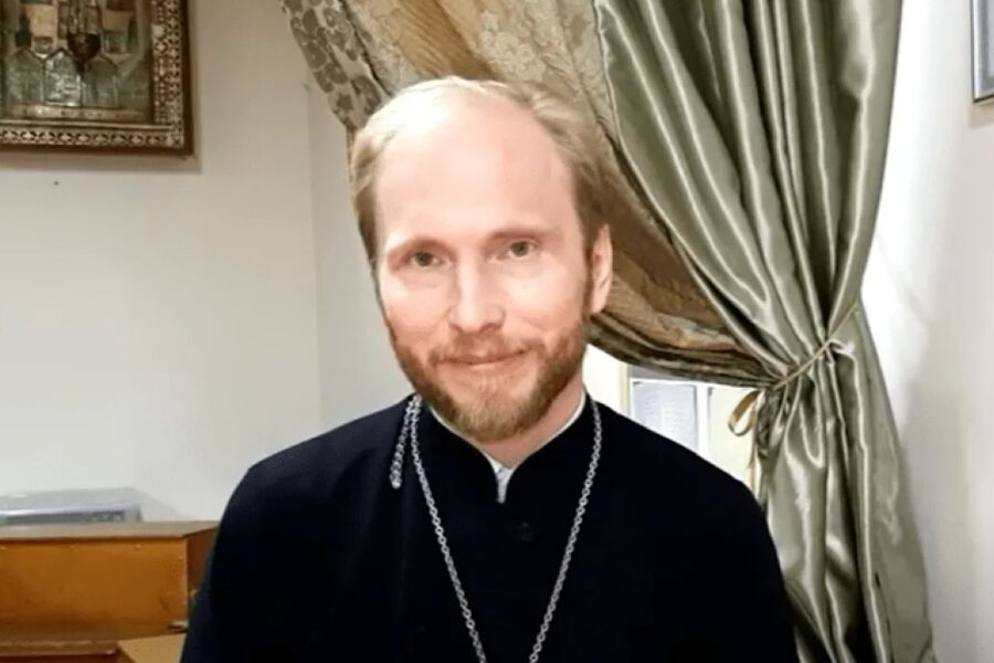 В Москве священника лишили сана за «мир» вместо «победы» в молитве