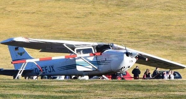 В Германии легкомоторный самолет упал на машину, пилот погиб
