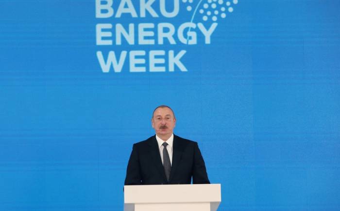 Президент Ильхам Алиев направил обращение участникам "Бакинской энергетической недели"
