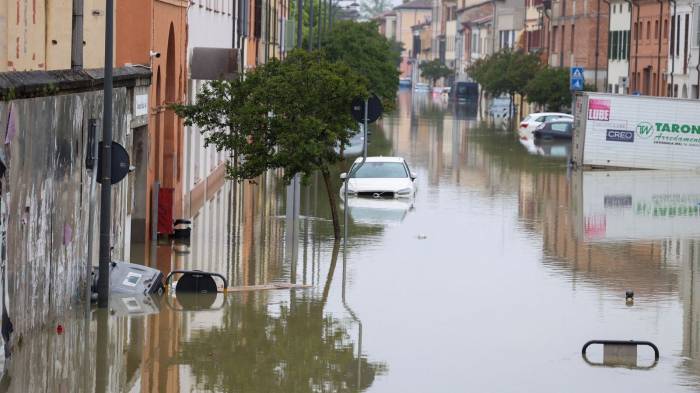 Страны ЕС оказывают Италии помощь в связи с наводнением

