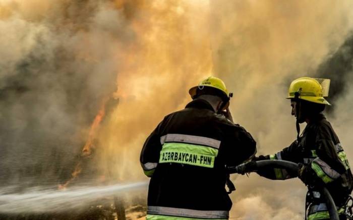 В Баку произошел пожар в многоэтажном здании
