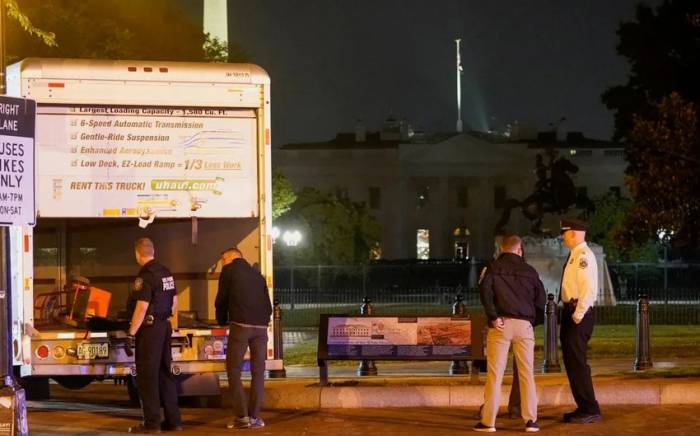 В США фургон врезался в защитные ограждения недалеко от Белого дома
