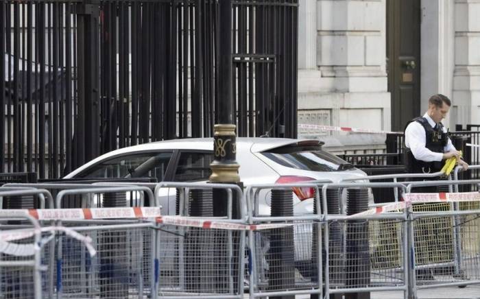 Автомобиль врезался в ограду резиденции премьера Британии
