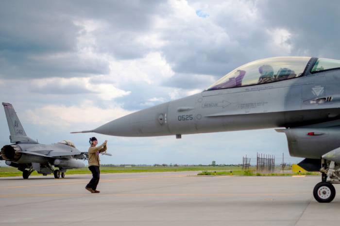 CNN: США разрешат союзникам поставку истребителей F-16 на Украину
