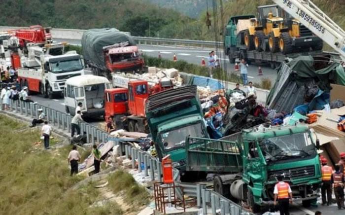 На юге КНР 11 человек погибли в результате падения автомобиля со скалы
