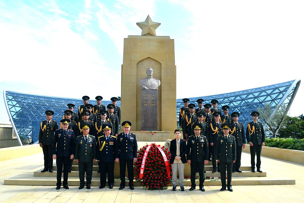 Военнослужащие посетили могилу Ази Асланова
